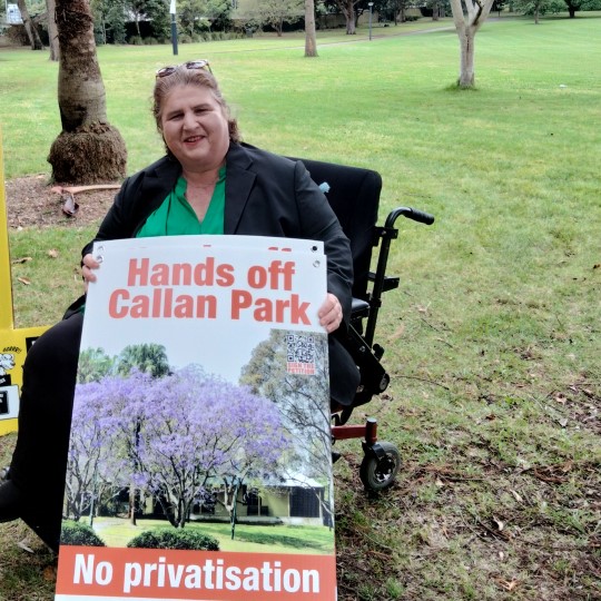 Mayor Porteous with Callan Pk sign 540 x 540